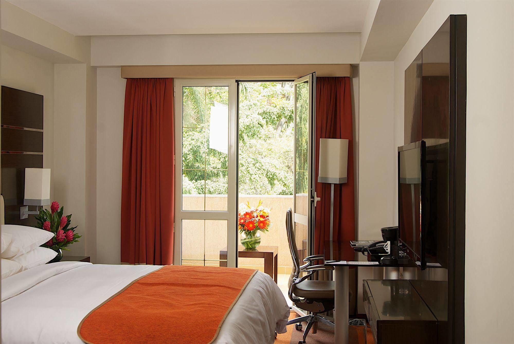 Hotel Altamira Village Caracas Bagian luar foto